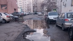 «Надо проплывать, а не проходить»: белгородцы просят отремонтировать дороги из-за огромных луж