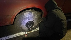 Белгородские автоинспекторы помогли волонтёру из Брянской области с пробитым колесом