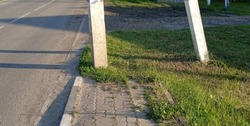 Тротуар уходит в столб: жители белгородской Томаровки пожаловались на странную пешеходную дрожку