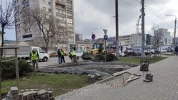«Губернаторская» лужа — всё: рабочие начали ремонтировать подъезд к 1-й поликлинике в Белгороде 