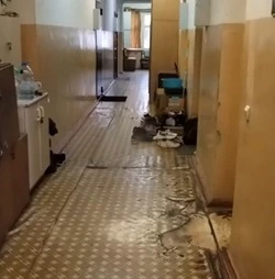 «На ладан дышит»: Белгородка пожаловалась на аварийное состояние общежития на Мичуринском переулке