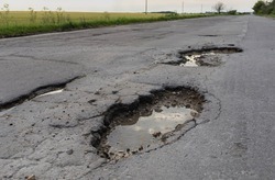 Главу Яковлевского района обязали залатать ямы на дороге, где застряла машина скорой помощи