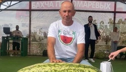 Арбуз весом свыше 100 килограммов представил в Ставрополе фермер из Белгородской области