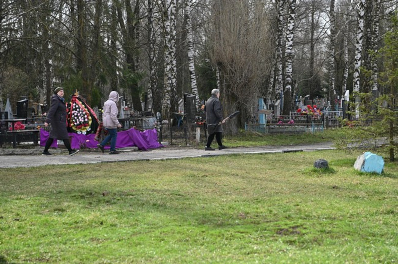 Можно убираться на кладбище на пасху. Уборка на кладбище. Пасха на кладбище. Радоница на кладбище. Кладбище фото.