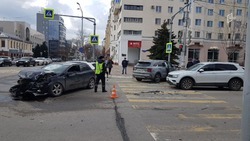 В центре Белгорода два автомобиля столкнулись лоб в лоб