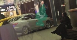 Иномарка влетела в остановку на «Родине» в центре Белгорода