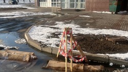 Улицу Есенина в Белгороде уже месяц затапливает «бесхозный» водопровод