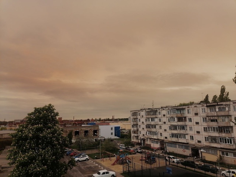Жёлтые облака с песчаным дождём опустились на Белгород 