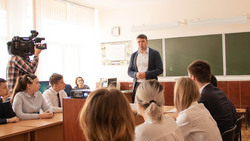 Евгений Мирошников провёл «Урок цифры» для старшеклассников