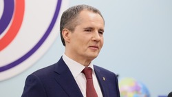 Вячеслав Гладков вместе с сыном поздравил женщин с праздником 