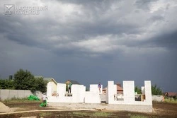 Губернатор Гладков проверил ремонт бракованных домов для многодетных семей