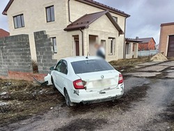Внук с собутыльником угнал и разбил арендованный автомобиль бабушки-таксистки