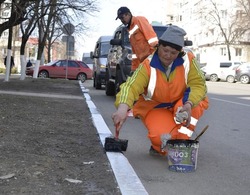 Коммунальщики начали красить бордюры в Белгороде 