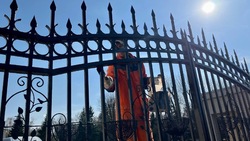 Белгородские коммунальщики приступили к уборке городских кладбищ к Пасхе