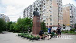 Школьники высадили цветы у памятника маршалу Коневу в Белгороде