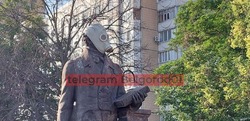 В Белгороде задержаны надевшие противогаз на памятник Сперанскому подростки