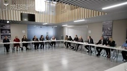 Вячеслав Гладков встретился в Старом Осколе с матерями и жёнами погибших участников СВО