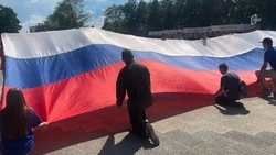 Активисты «Молодой гвардии» развернули многометровый флаг России в Белгороде