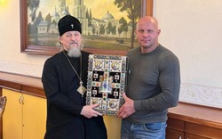 Дореволюционное Евангелие подарил белгородской епархии боец Фёдор Емельяненко