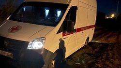 Скорая застряла на грунтовой дороге в Старом Осколе, доставляя в больницу пациента с инсультом
