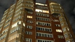 Многоэтажка и автомобили повреждены при атаке БПЛА на Старый Оскол