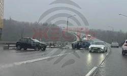 Две иномарки столкнулись лоб в лоб в районе аэропорта в Белгороде