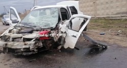 Водитель легковушки влетел в бетонное ограждение и погиб в Белгородской области