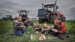 Фотография с белгородскими трактористами признана лучшей в России