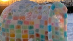 Белгородцы построили иглу из разноцветного ледяного «кирпича» во дворе МКД