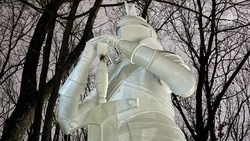В Центральном парке Белгорода появился белый рыцарь