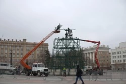 Монтаж каркаса новогодней ёлки начался на Соборной площади в Белгороде