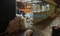 Мешками с песком и бетонными блоками начали укреплять автобусные остановки в Белгороде 