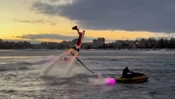 Дед Мороз вынырнул из-подо льда и открыл первую ёлку в Белгороде
