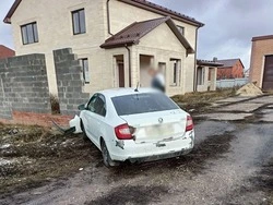 Внук с собутыльником угнал и разбил арендованный автомобиль бабушки-таксистки