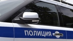 Житель Губкина без причин не пустил в бар двоих человек и избил их битой 