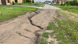 «Пробираемся через грязь»: жители Комсомольского жалуются на отсутствие дороги