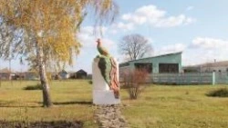 Бюст Ленина заменили на скульптуру павлина в белгородском селе 