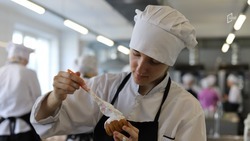 Немного муки и хорошего настроения: как студенты выпекают пасхальные куличи для жителей Белгорода