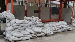 Белгородцы снова пожаловались на состояние защищённых мешками с песком остановок