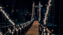  Вандалы воруют лампочки из гирлянд на подвесном мосту через реку Тихая Сосна в Белгородской области