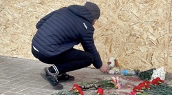 Белгородцы несут цветы к стихийному мемориалу у торгового центра на Плеханова