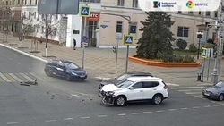 Две иномарки столкнулись на перекрёстке в центре Белгорода в среду утром 