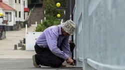 После жалоб белгородцев рабочие закрутили гайки на мосту со смайлами 