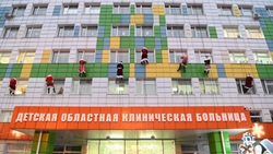 Десант Дедов Морозов поздравил пациентов Белгородской детской областной больницы