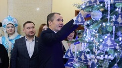 Вячеслав Гладков подарит новогодние подарки троим юным белгородцам 