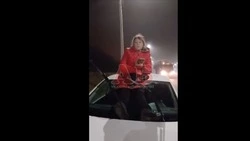 Пьяная курянка устроила дебош под Белгородом на капоте такси