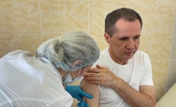 Вячеслав Гладков привился от гриппа вместе с женой