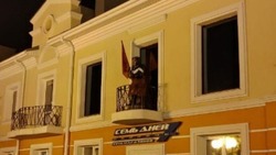 Скульптуру бабушки со Знаменем Победы передали в выставочный зал музея-диорамы в Белгороде