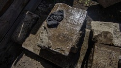 Фрагменты надгробия графини Антонине Доррер обнаружили при демонтаже дома в Белгородском районе