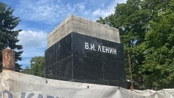 Черный гранит и буквы: В Центральном парке Белгорода подготавливают постамент под памятник Ленину